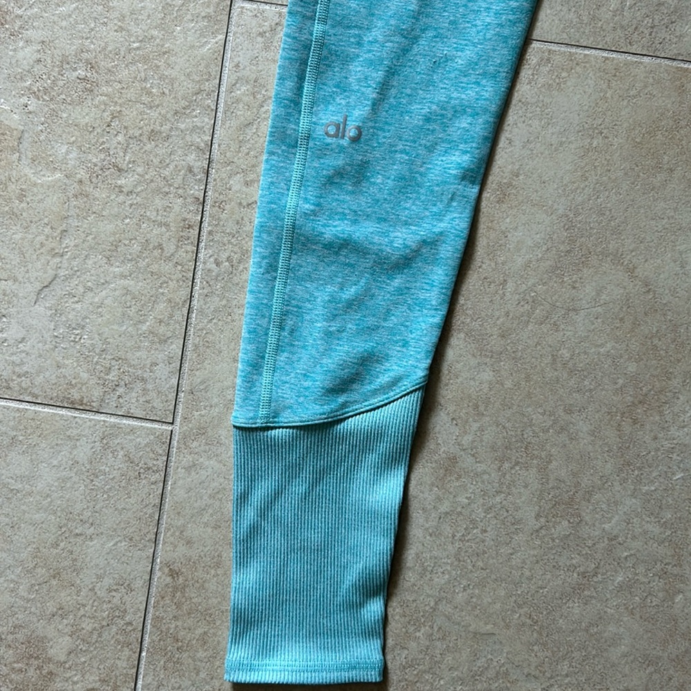 Alo leggings in aqua